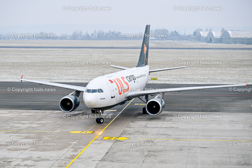 Flughafen Linz_ ULS Cargo_ 12.01.2024-4 | 12.01.2024, Linz Hoersching, AUT, Flughafen Linz, Linz Airport, im Bild Flugzeug, Fracht, Cargo, Airbus A310, ULS Airlines, Turkish, Ankunft, beladen, Vorfeld, Tower