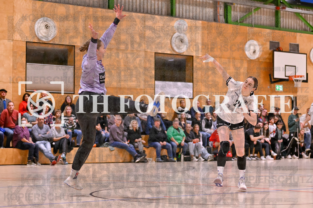 GER, SG Maulburg/Steinen - HSG Dreiland, Frauen-Handball, Oberliga Suedbaden, 3. Spieltag, Saison 2024/2025, 12.10.2024 | Mira Alisssa Ferrro (HSG Dreiland, #27) wift den Ball Richtung Tor von Zoe Zscherper (SG Maulburg/Steinen, #18)GER, SG Maulburg/Steinen - HSG Dreiland, Frauen-Handball, Oberliga Suedbaden, 3. Spieltag, Saison 2024/2025, 12.10.2024Foto: TH Fotografie/Thomas Hess