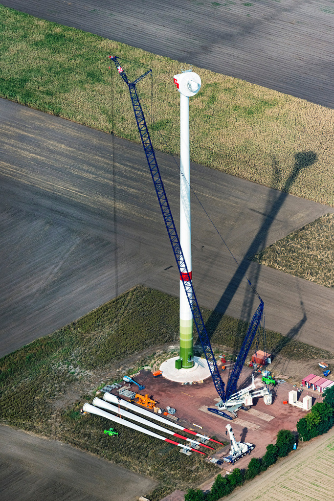 dr__0097764.jpg | HöFEN 26.08.2022 Baustelle zur Windrad- Turm Montage auf einem Feld in Höfen im Bundesland Niedersachsen, Deutschland. Weiterführende Informationen bei: WASEL GmbH Schwerlastlogistik und Turmdrehkrane,  wpd AG. 