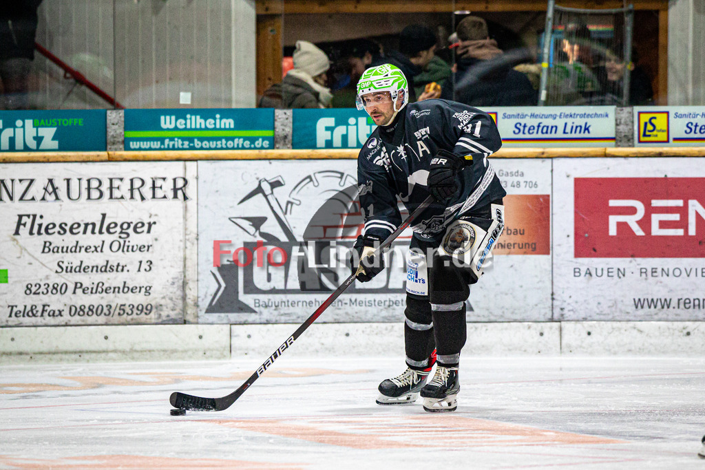 TSV Peißenberg MINERS gegen HC Landsberg RIVERKINGS | Eishockey Bayernliga Herren Vorrunde 2024/25, TSV Peißenberg MINERS gegen HC Landsberg RIVERKINGS, 20241108,Dominik EBENTHEUER (MINERS 91) in Aktion, Freisteller,2024-11-08 in Peißenberg (Eisstadion Peißenberg)Dominik EBENTHEUER (MINERS 91)Copyright: WolfgangxLindner