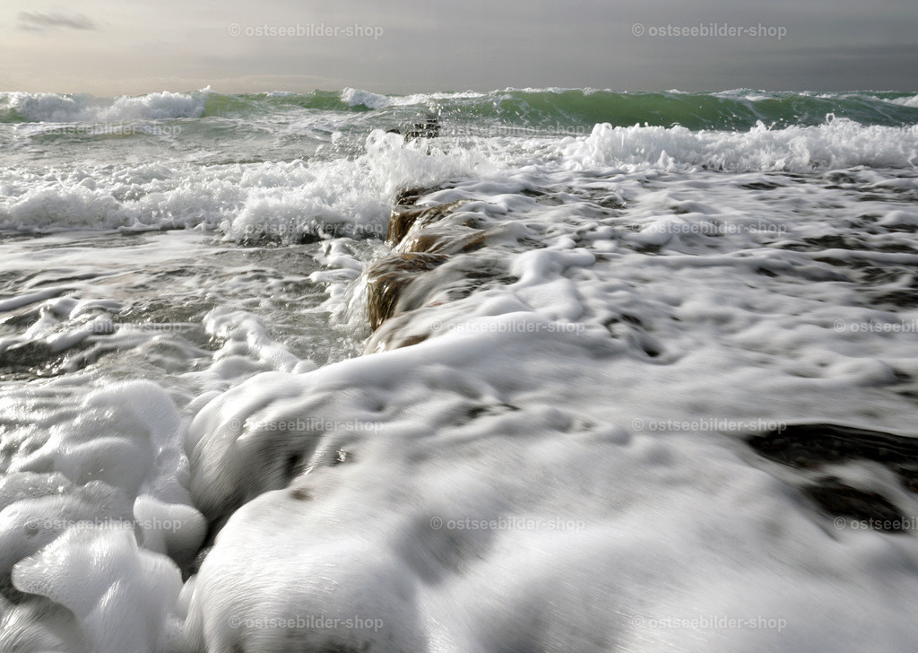Sturm vor Rügens Küste | Wellen verschlingen eine Buhne am Strand von Dranske.
