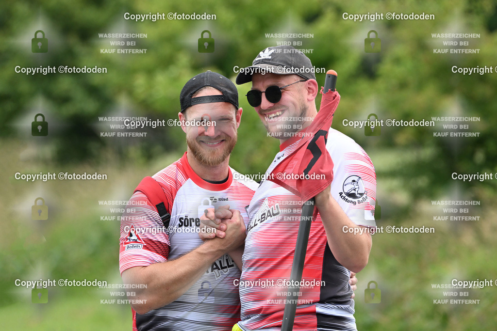 DSC_2004 | Sören Rothenburg (links) Martin Siebolds als Bahnanweiser und erstes Gratulant 