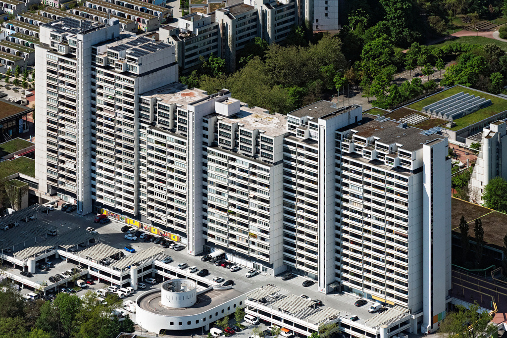 dr__0063811.jpg | MüNCHEN 29.04.2025 Hochhaus- Gebäude der Hotelanlage Arthotel ANA im Olympiapark an der Lerchenauer Straße in München im Bundesland Bayern, Deutschland. // High-rise building of the hotel complex Arthotel ANA in Olympiapark on street Lerchenauer Strasse in Munich in the state Bavaria, Germany. Foto: Daniel Reiter