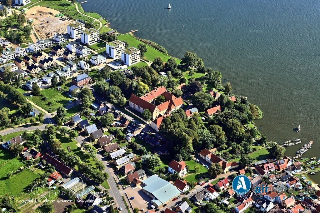 Luftbild Schleswig, Auf der Freiheit, St.Johanniskloster | Das St.-Johannis-Kloster vor Schleswig ist die besterhaltene mittelalterliche Klosteranlage in Schleswig-Holstein. Gegründet wurde es um 1194 als Benediktinerinnenkloster auf dem Holm, einer Insel in der Schlei vor der Stadt Schleswig.