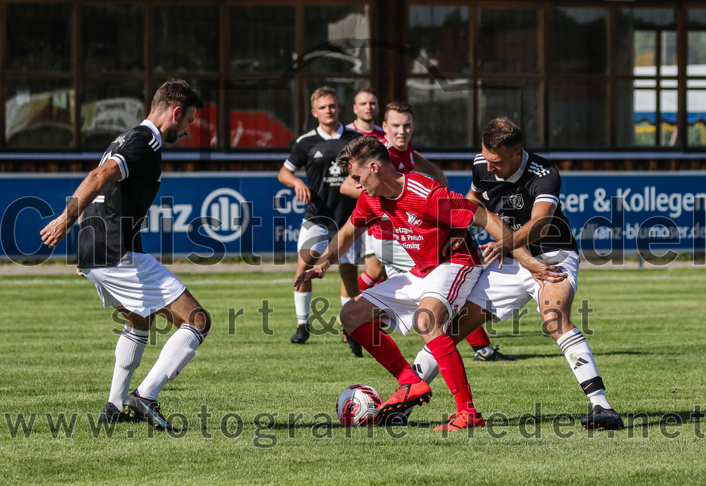 2023-08-20_097_TuS_Oberding_gegen_FC_Finsing_II | Oberding, Deutschland, 20.08.2023:
Fußball, Kreisklasse 2023 / 2024, 3. Spieltag, TuS Oberding gegen FC Finsing II, Endergebnis: 1:1

Markus Weber (TuS Oberding, #12), Leon Engelhard (FC Finsing, #8), Christian Werner (TuS Oberding, #4)

Foto: Christian Riedel / fotografie-riedel.net