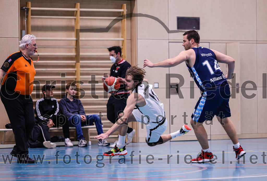 2022-04-03_018_TSV_Vaterstetten_gegen_SV_Weissblau-Allianz_Muenchen | Vaterstetten, Deutschland, 03.04.2022:
Basketball, Bezirksoberliga Herren 2021 / 2022, 14. Spieltag, TSV Vaterstetten gegen SV Weißblau-Allianz München, Endergebnis: 86:54

Finn Liebig (TSV Vaterstetten, #11), Christian Metzner (SV Weißblau-Allianz München, #14)

Foto: Christian Riedel / fotografie-riedel.net