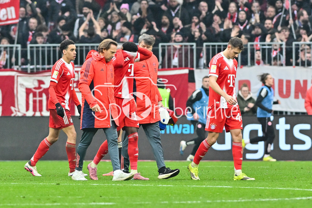 FC Bayern München - Eintracht Frankfurt | MUNICH, GERMANY - 21. FEBRUARY: im Bild der verletzte Alphonso DAVIES (FC Bayern Munich 19) muss ausgewechselt werden während dem Bundesligamatch zwischen dem FC Bayern München und der SG Eintracht Frankfurt am 23. Spieltag in der Allianz Arena / DFL REGULATIONS PROHIBIT ANY USE OF PHOTOGRAPHS AS IMAGE SEQUENCES AND/OR QUASI-VIDEO