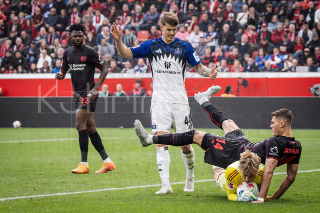German Bundesliga, Bayer 04 Leverkusen vs. Hamburger SV, 16.05.2026 | LEVERKUSEN, GERMANY - MAY 16, 2026 :  Keeper Sander Tangvik (Hamburger SV, 12) and Patrik Schick (Bayer 04 Leverkusen, 14),  and Edmond Tapsoba (Bayer 04 Leverkusen, 12) are viewing the scene during the German Bundesliga match on gameday 34 between Bayer 04 Leverkusen vs. Hamburger SV at BayArena on May 16, 2026 in Leverkusen, Germany. DFL REGULATIONS PROHIBIT ANY USE OF PHOTOGRAPHS AS IMAGE SEQUENCES AND/OR QUASI-VIDEO.