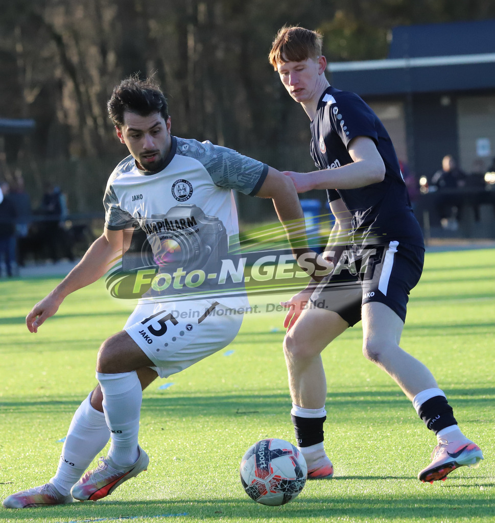 VfL Holsen - Bünder SV | Auf dem Bild zu sehen: Schwarz VfL Holsen: Jendrik Josef Schwarz ; weiß Bünder SV: Batuhan KaymakVfL Holsen, Bünder SV, Saison 25/26, Kreisliga A, Deutschland - Realisiert mit Pictrs.com