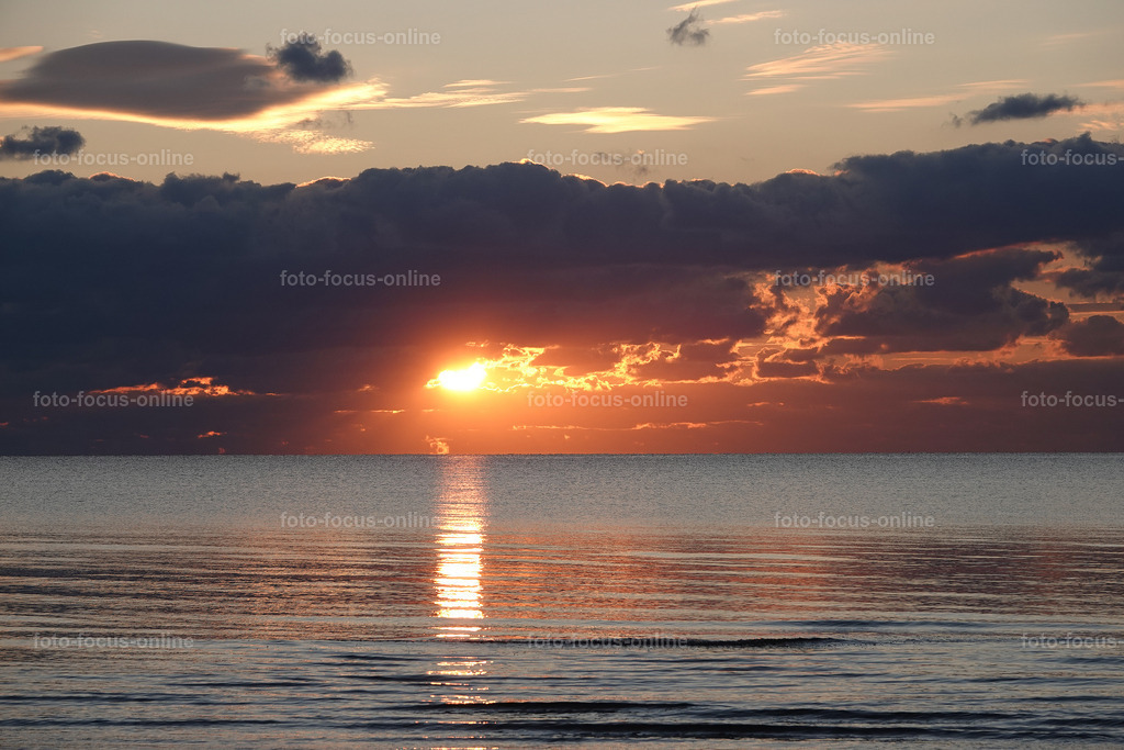 Spectacular almost spiritual sunset on the beach of Liepja | foto-focus-online