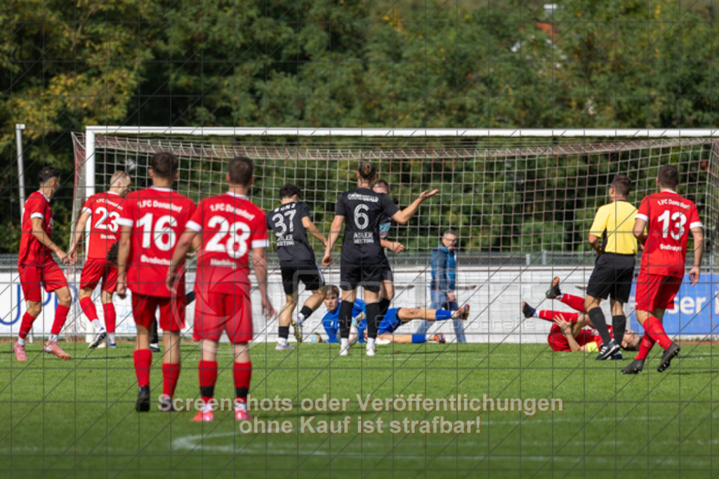 20250928_151325_0126 | #,1.FC Donzdorf (rot) vs. SV Ebersbach (schwarz), Fußball, Bezirksliga - Bezirk Neckar/Fils, 06. Spieltag, Saison 2025/2026, Rasenplatz Lautertal Stadion, Süßener Straße 16, 73072 Donzdorf, 28.09.2025 - 15:00 Uhr,Foto: PhotoPeet-Sportfotografie/Peter Harich