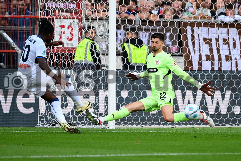 KBS Picture_FCStPauli-AtalantaBergamo_Test_029 | v.l. Toure El Bilal (Atalanta Bergamo) und Vasilj Nikola (St.Pauli) mit einer super Parade ,Sportplatz :  Millerntor Stadion, - Realisiert mit Pictrs.com