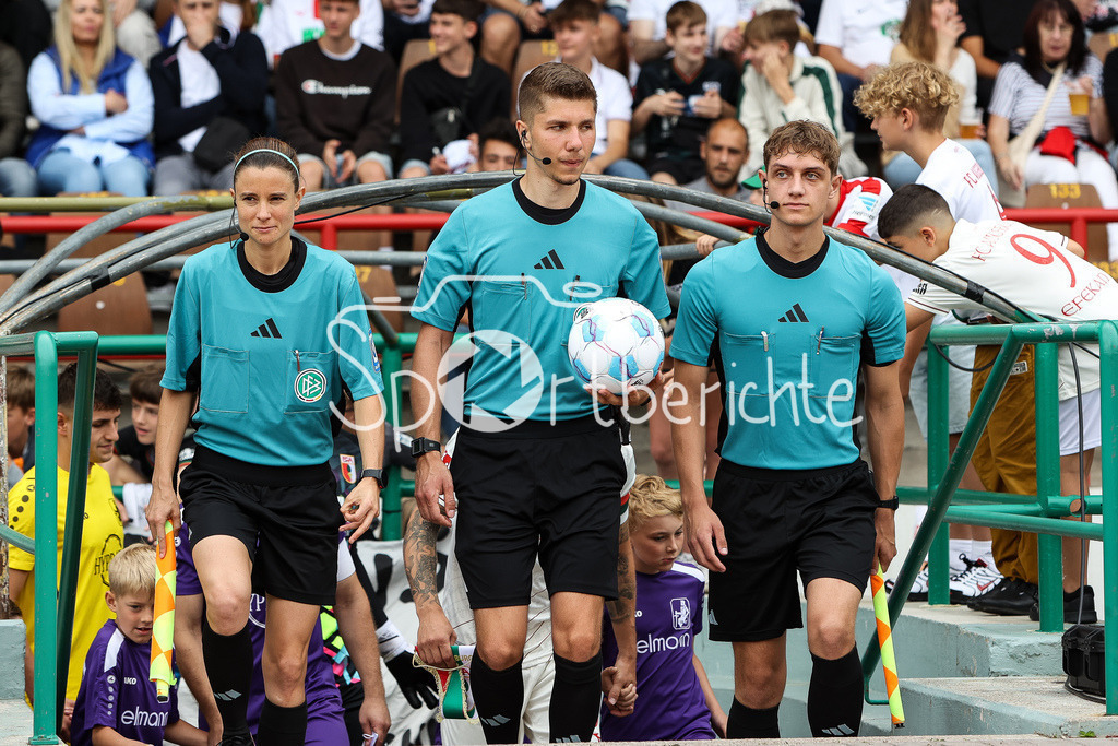 FC Augsburg - TSV Schwaben Augsburg | v. l. Linienrichterin Daniela GOETTLINGER in Aktion, Schiedsrichter Felix WAGNER in Aktion und Linienrichter Julian PERL in Aktiion