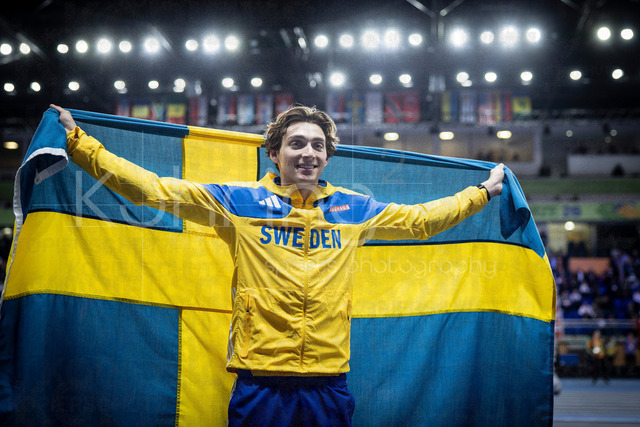 World Athletics Indoor Championships Kujawy Pomorze 26, 21.03.2026 | TORUN, POLAND - MARCH 21:  Armand DUPLANTIS (SWE) presents the swedish flag after winning the pole vault competition during the World Athletics Indoor Championships Kujawy Pomorze 26 on day 2 / session 2 at Kujawsko-Pomorska Arena Torun on March 21, 2026 in Torun, Poland. 