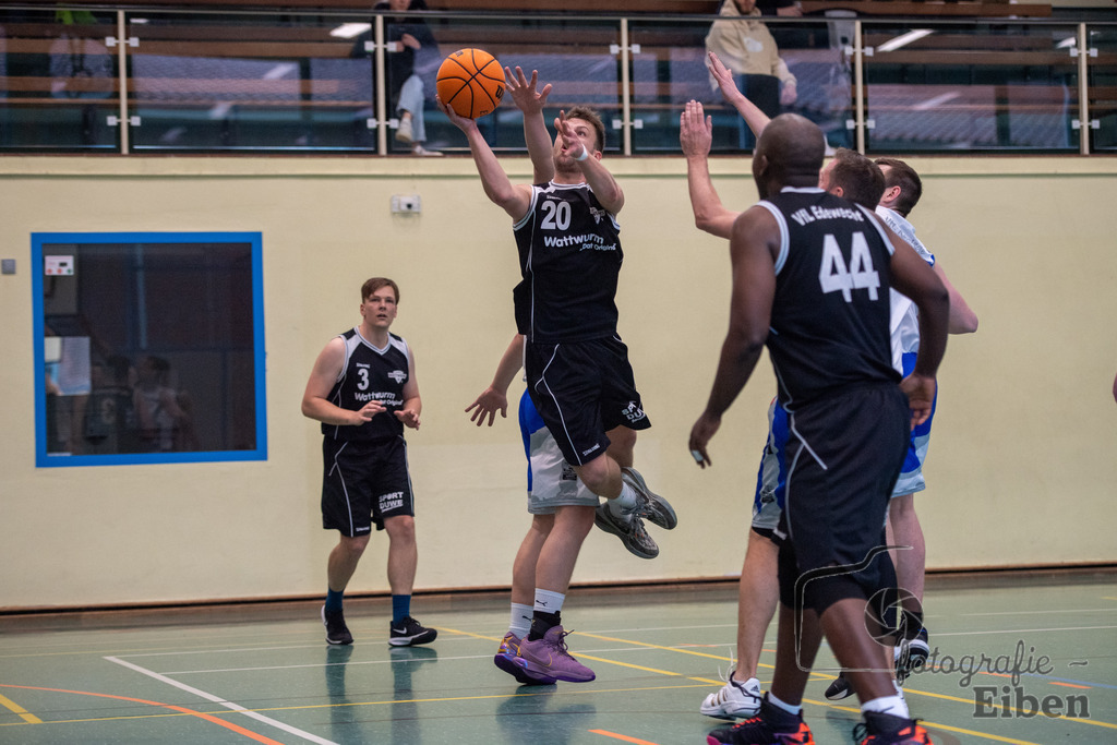 VFL Rastede 2-VfL Edewecht Wattworms | VFL Rastede II (weiß)-VfL Edewecht Wattworms (schwarz) am 18.02.2024; in Kleibrok (Sporthalle Zur-Windmühlen-Straße), Photo: Philip Eiben 2024 - Realisiert mit Pictrs.com