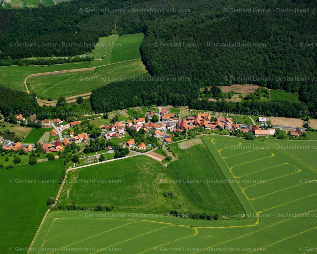 2634228 | GLASEHAUSEN 09.06.2006 Landwirtschaftliche Nutzflächen und Feldgrenzen  umsäumen das Siedlungsgebiet des Dorfes in Glasehausen im Bundesland Thüringen, Deutschland // Agricultural land and field boundaries surround the settlement area of the village  in Glasehausen in the state Thuringia, Germany Foto: Gerhard Launer