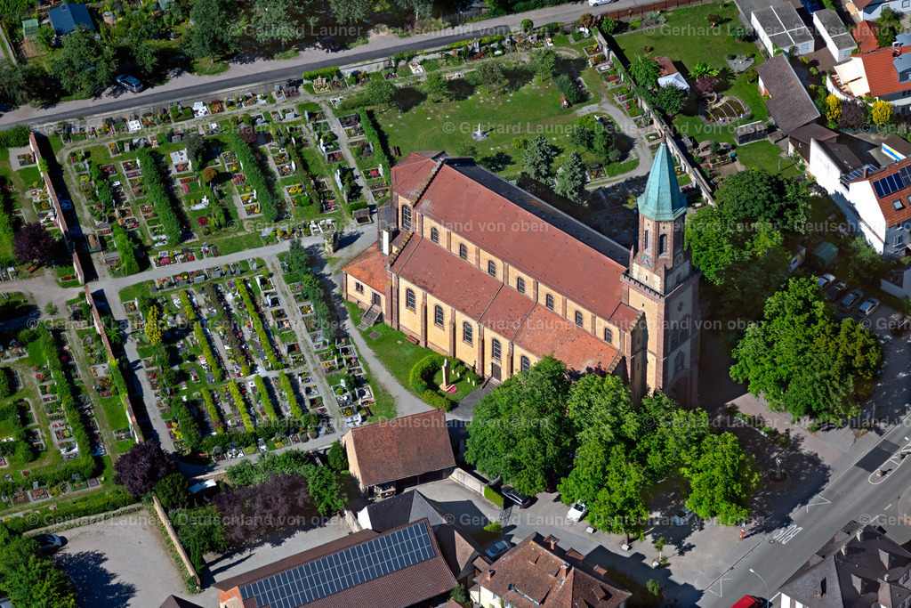 4033854 | FREIBURG IM BREISGAU 30.06.2020 Friedhof mit der römisch-katholischen Kirche St. Georg an der Basler Landstraße / Tiengener Straße im Stadtteil St. Georgen in Freiburg, Baden-Württemberg. Weiterführende Informationen bei: Röm. kath. Kirchengemeinde St. Georgen-Hexental. // Church building St. Georg in Freiburg im Breisgau in the state Baden-Wuerttemberg, Germany. Further information at: Roem. kath. Kirchengemeinde St. Georgen-Hexental. Foto: Gerhard Launer