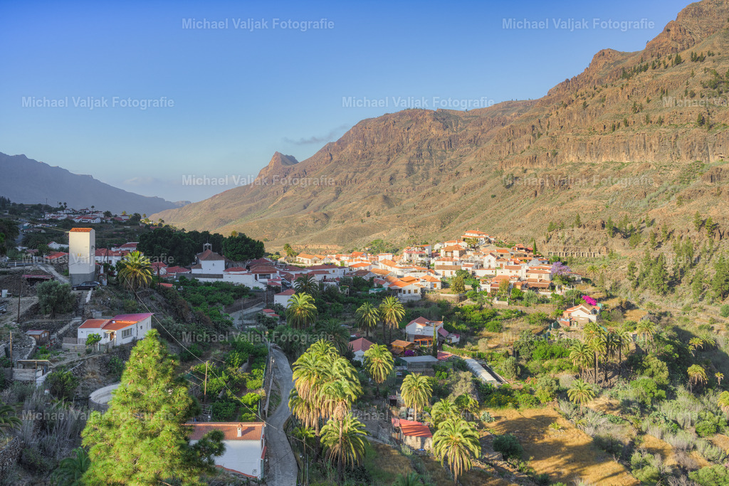 Fataga auf Gran Canaria | Fataga ist ein kleines Bergdorf im Süden Gran Canarias, umgeben von Palmen, Terrassenfeldern und steilen Hängen. Vom Aussichtspunkt aus bietet sich ein weiter Blick über die weißen Häuser und das grüne Tal – ruhig, ursprünglich und typisch für das Landesinnere der Insel. - Realisiert mit Pictrs.com