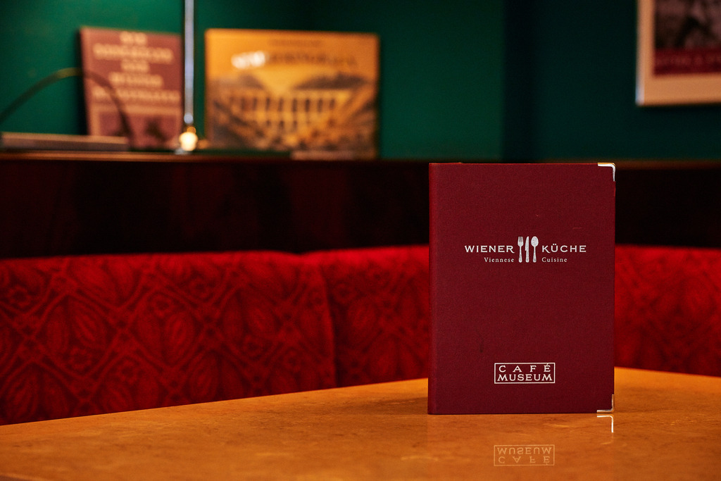 Cafe Museum | Wien, Austria - June 22, 2018: Café Museum, Speisekarte auf dem Tisch stehend. - Realisiert mit Pictrs.com