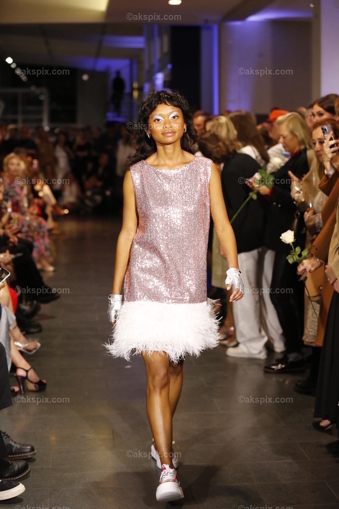 Deutschland: Fashionshow Silvermagic der brasilianischen Designerin Aline CELI während der Fashion Week Berlin | 08.09.2022, Berlin, Deutschland, Models laufen bei der Modenschau Silvermagic der brasilianischen Designerin Aline CELI während der Fashion Week Berlin im Autohaus König am 8. September 2022 in Berlin, Deutschland, über den Laufsteg.