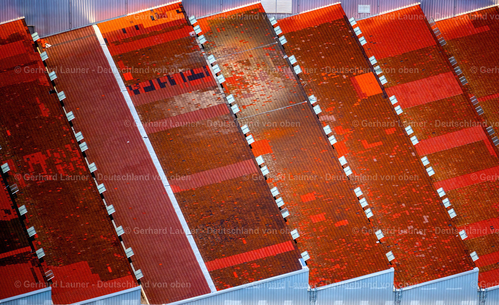 4034609 | STUTTGART 22.07.2020 Rot - braune Dach- Strukturen Gebäude und Produktionshallen auf dem Fahrzeugbau- Werksgelände " Motorenwerk Untertürkheim " zwischen Mercedesstraße und Benzstraße im Ortsteil Benzviertel in Stuttgart im Bundesland Baden-Württemberg, Deutschland. Weiterführende Informationen bei: Daimler AG. // Red - brown roof structures buildings and production halls on the vehicle construction factory premises "Motorenwerk Untertuerkheim" between Mercedesstrasse and Benzstrasse in the district Benzviertel in Stuttgart in the state Baden-Wurttemberg, Germany. Further information at: Daimler AG. Foto: Gerhard Launer