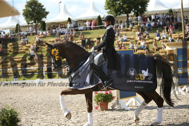 Birkhof_2022_GrandPrixSpecial_Siegerehrung_GrandPrixSpecial (50) | Alle Fotos der Reiterjournal Fotografin Doris Matthaes im Reiterjournal Online-Fotoshop. - Realisiert mit Pictrs.com