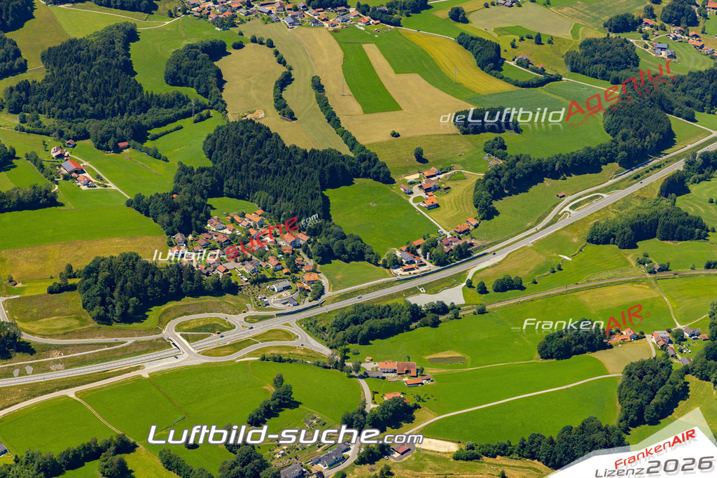 Aktuelles Luftbild von Weihmannsried Gotteszell - Die Luftaufnahme wurde 2022 mittels UL-Flugzeug erstellt ( keine Drohne ) - hochauflösende Kamera-Systeme von  Canon -Beste Qualität - Für grossformatige Ausdrucke geeignet. Die Geschenkidee !