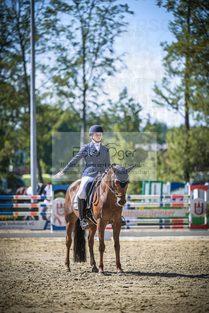 DOS_1720 | Entdecke hochwertige Reitturnierfotos von Foto Oger. Professionell, emotional und authentisch – jetzt Lieblingsmomente im Shop bestellen.Deutschlandweite Turnierfotografie. - Realisiert mit Pictrs.com