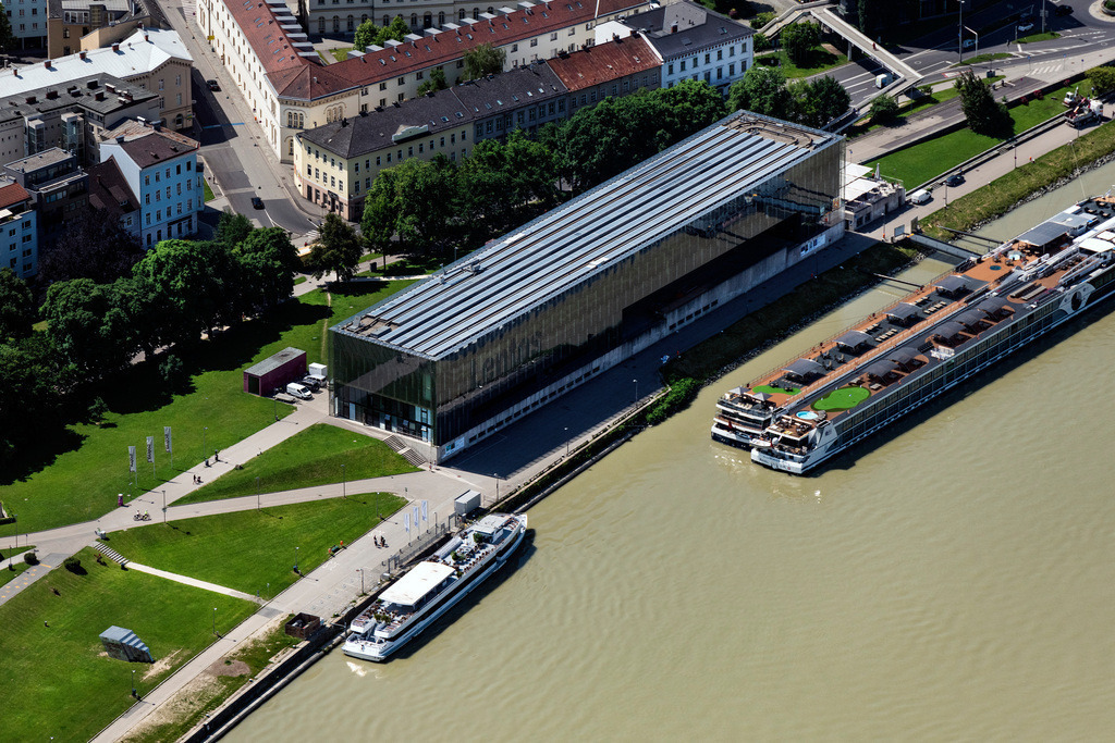 dr__0092142.jpg | LINZ 14.06.2022 Museum- und Ausstellungs- Gebäude- Ensemble Kunstmuseum Lentos Linz in Linz in Oberösterreich, Österreich. 