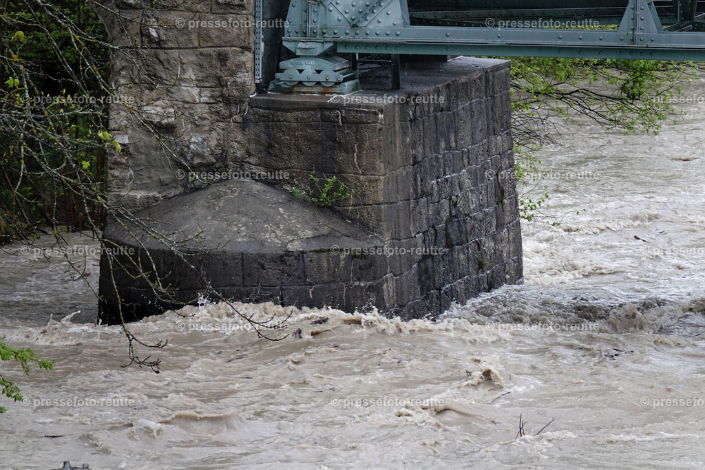 welltvi-Lechbruecke-Pflach-Hochwasser-21052019-DSD01351 | Info aus dem Bezirk Reutte/Ausserfern Tirol sowie eine umfangreiche Bilddatenbank über die gesamte Region: Lechtal, Talkessel Reutte, Tannheimertal, Zwischentoren. Lech, Plansee, Zugspitze, Grenztunnel, B179, Fernpassstraße, Verkehr, Lawinen, Tradition, - Realisiert mit Pictrs.com