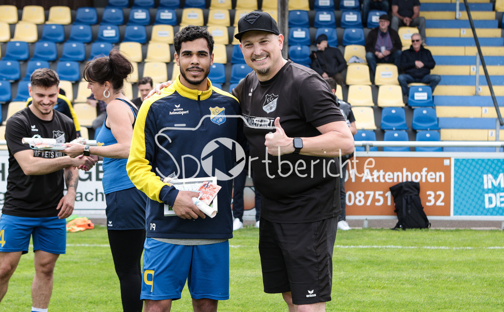 FC Pipinsried - SV Wacker Burghausen | Der FC Pipinsried verabschiedet vor der Partie gegen Burghausen noch einige Spieler / Im Bild Nicoy RICTER (FCP #19) und Praesident Benny Rauch