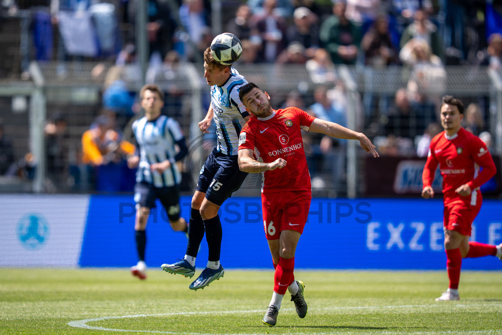 Stuttgarter Kickers vs. SG Sonnenhof Großaspach, Fussball, Regionalliga Suedwest, 34. Spieltag, 16.05.2026 | Zweikampf zwischen Nico Blank (Stuttgarter Kickers, #15) und Marius Kunde (SG Sonnenhof Großaspach, #16),Stuttgarter Kickers vs. SG Sonnenhof Großaspach, Fussball, Regionalliga Suedwest, 34. Spieltag, 16.05.2026
