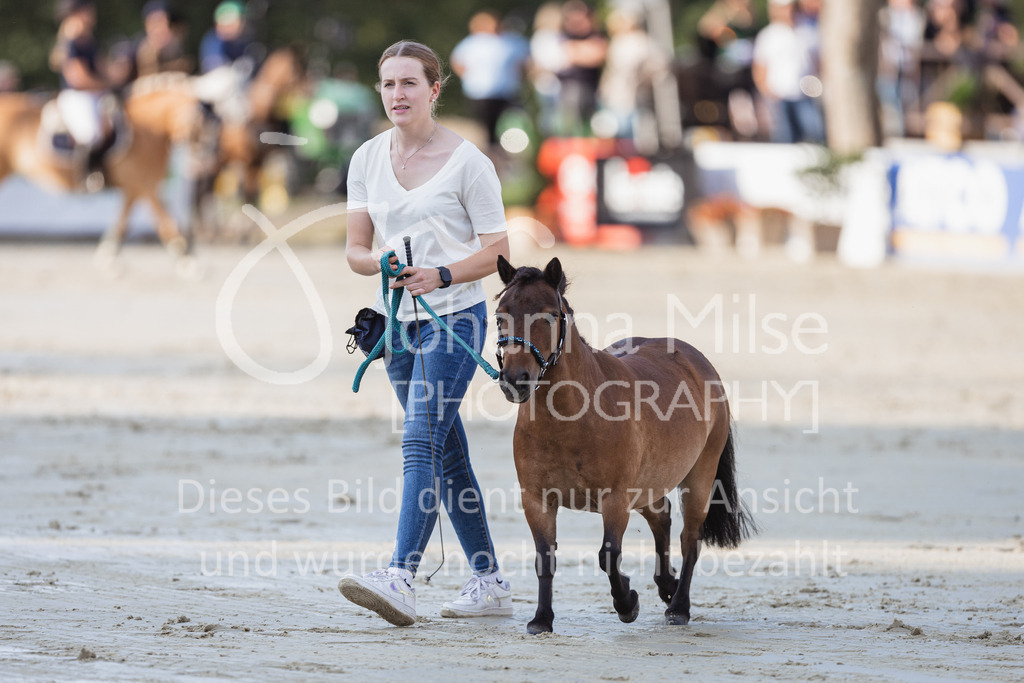 230728_BHO_Showprogramm-544 | Deine schönsten Turniermomente als professionelle Fotos! Entdecke hochwertige Pferdesport-Fotografie im Online-Shop. Jetzt Fotos finden & bestellen!