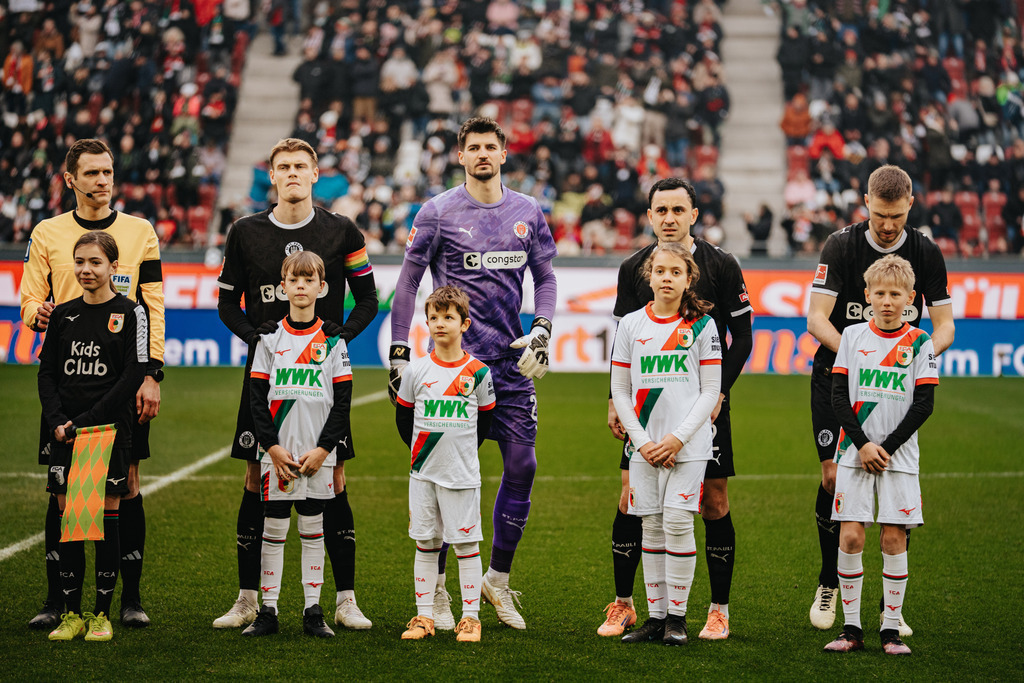 FCS01450 | Der offizielle Shop für FC St. Pauli Fotos. Wähle aus Spielszenen & Fanmomenten dein FCSP Wunschformat. Wir liefern Millerntor-Atmosphäre.