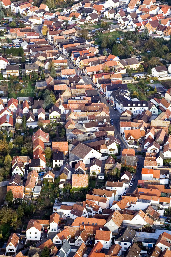 Luftbild: Ortsansicht der Straßen und Häuser der Wohngebiete in Hördt im Bundesland Rheinland-Pfalz in Deutschland. Foto: IMG_4574.jpg vom 10.11.2006 durch Werner Riehm/FLY-FOTO.de