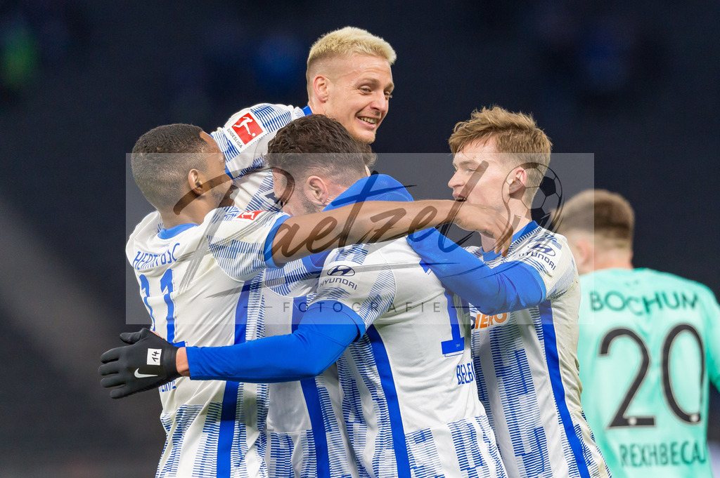 HERBOC20220204_234 | Fussball, Herren: Ishak Belfodil (Hertha BSC) Torjubel, jubelt mit seiner Mannschaft nach dem Treffer zum 1:0 bei dem Spiel der 1. Bundesliga zwischen Hertha BSC und VfL Bochum im Olypiastadion am 04.02.2022 in Berlin, Deutschland.DFB / DFL REGULATIONS PROHIBIT ANY USE OF PHOTOGRAPHS AS IMAGE SEQUENCES AND/OR QUASI-VIDEO. - Realisiert mit Pictrs.com