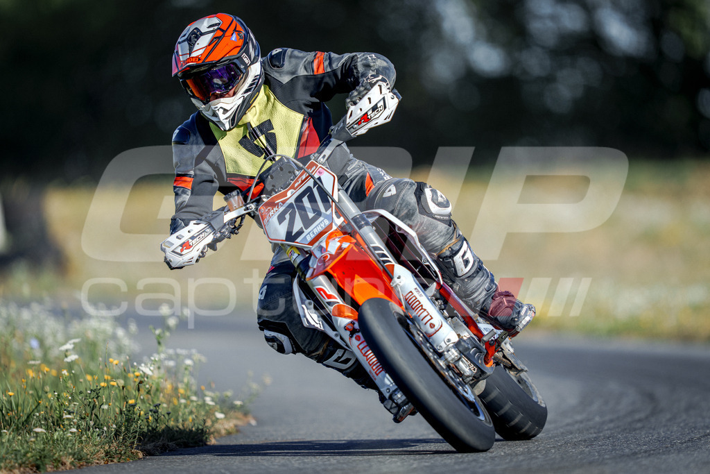 SuperMoto_Staatsmeisterschaft_Fuglau-30 | GRIPcapture steht für authentische Sportfotografie in Österreich – für Momente, die mehr sind als Geschwindigkeit oder Ergebnis. Es geht um Emotion, Spannung, Fokus und den Augenblick, der oft nur einen Wimpernschlag dauert.Ob Motorsport, Teamsport oder 