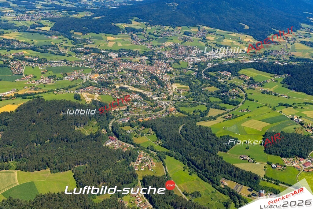 Das Luftbild der Stadt Bad Kötzting wurde 2022 vom Flugzeug heraus erstellt (keine Drohnen-Aufnahmen) Aufnahmehöhe ca.450 Meter- hohe Bildauflösung und Druck-Qualität. Garantiert!