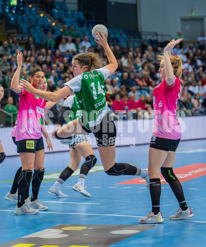 Handball I Frauen I Saison 2025-2026 I 1. HBF I 15. Spieltag I VFL Oldenburg - SV Union Halle-Neustadt 0032 | Marie Steffen (14, VfL Oldenburg) mit dem Wurf - Realisiert mit Pictrs.com