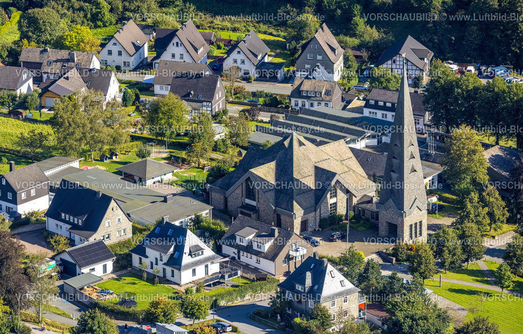 Schmallenberg230910740 | Luftbild, Kath. Herz-Jesus-Kirche im Ortszentrum, Gleidorf, Schmallenberg, Sauerland, Nordrhein-Westfalen, Deutschland
