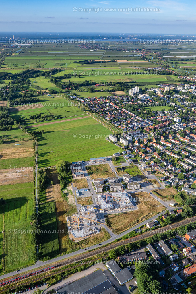 Buxtehude_Baugebiet_ELS_4094010822 | BUXTEHUDE 01.08.2022 Baustelle eines Neubaugebietes einer Mehrfamilienhaus- Wohnanlage " Köngsdamm " in Buxtehude im Bundesland Niedersachsen, Deutschland. // Construction site to build a new multi-family residential complex " Koengsdamm " in Buxtehude in the state Lower Saxony, Germany. Foto: Martin Elsen