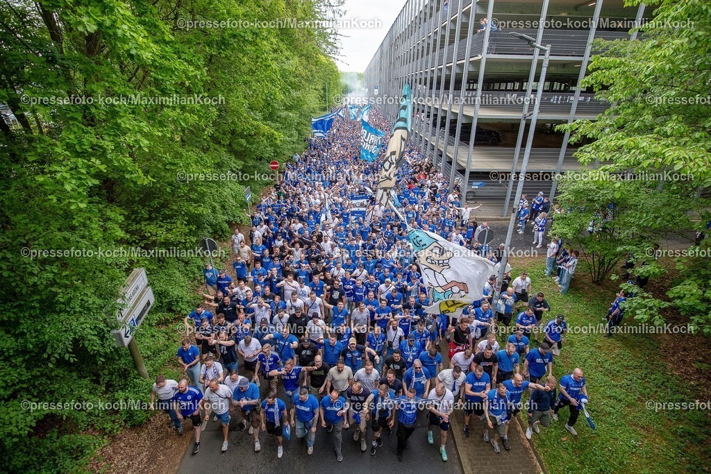 26-05-02-S04-DUS0023 | 02.05.2026, Fussball, Saison 2025/2026, 2. Bundesliga, 32. Spieltag, FC Schalke 04 - Fortuna Düsseldorf, Fanmarsch vor dem Spiel - Schalke Fans auf dem Weg zur Veltins-Arena Foto: Maximilian Koch/FC Schalke 04