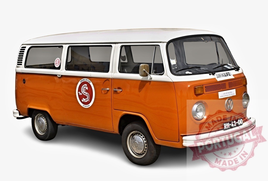 Orange and white Volkswagen Kombi van parked, Surfing Life Club logo | Classic Volkswagen T2 Kombi van in orange and white, parked and showcasing Surfing Life Club logo, evoking a sense of adventure and surf culture - Realisiert mit Pictrs.com