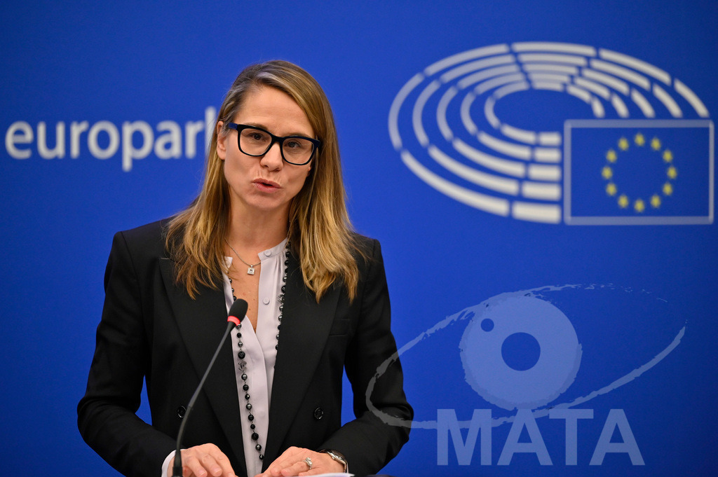 _DWI0118 | Politikerin Virginie Joron bei einer Pressekonferenz zum Thema 'Alarmierende Statistiken zu den Folgen des COVID-Lockdowns' im Europäischen Parlament. Straßburg, 18.01.2023 - Realisiert mit Pictrs.com