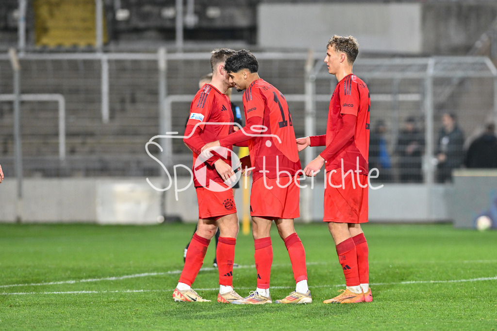 FC Bayern Amateure - TSV Schwaben Augsburg | Jubel der Bayern Amateure nach dem Treffer zum 3-0 durch Davide Dell´ERBA (FC Bayern München II #3) / Freude / Happy / Tor / Torschuetze / Regionalliga Bayern: FC Bayern Muenchen II - TSV Schwaben Augsburg, Gruenwalder Stadion am am 25.10.2024
