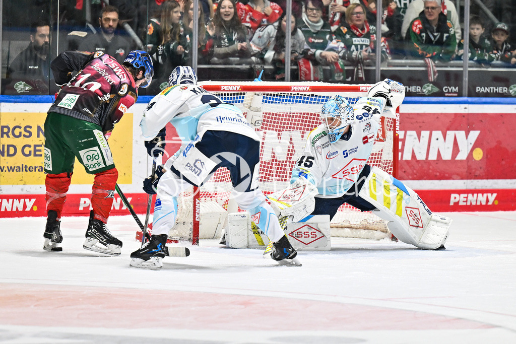 Augsburger Panther - Dresdner Eislöwen | AUGSBURG, DEUTSCHLAND - 06. MÄRZ: v. l. D. J. BUSDEKER (Augsburger Panther 14), Simon KARLSSON (Eislöwen Dresden 24) und Juho OLKINUORA (Dresdner Eislöwen 45) während dem Match zwischen den Augsburger Panthern und den Dresdner Eislöwen am 49. Spieltag der Penny DEL im Curt Frenzel Stadion