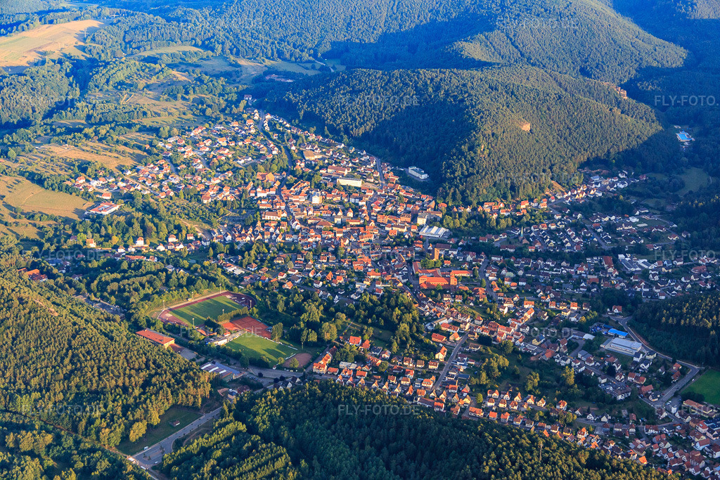 Luftbild: Stadtübersicht aus Norden in Hauenstein im Bundesland Rheinland-Pfalz in Deutschland. Foto: IMG_084171.jpg vom 29.08.2015 durch Werner Riehm/FLY-FOTO.de