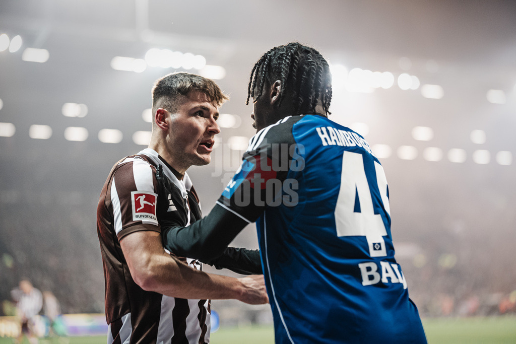 Fußball | Männer | Saison 2025/2026  | Fußball-Bundesliga | 19. Spieltag | FC St. Pauli vs. Hamburger SV | 23.01.2026 | Rangelei zwischen v.l. Arkadiusz Pyrka (#11, FC St. Pauli) und Fabio Balde (#45, HSV)