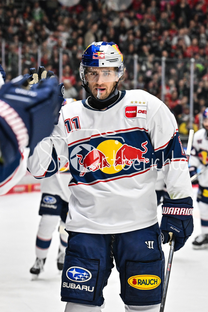 Augsburger Panther - EHC RB München | AUGSBURG, DEUTSCHLAND - 27. FEBRUAR: Jubel der Gäste nach dem Treffer zum 1-3 durch Markus EISENSCHMID (RB München 11) / Tor / Torschuetze / Freude / Happy während dem Match zwischen den Augsburger Panthern und dem EHC RB München am 46. Spieltag der Penny DEL im Curt Frenzel Stadion