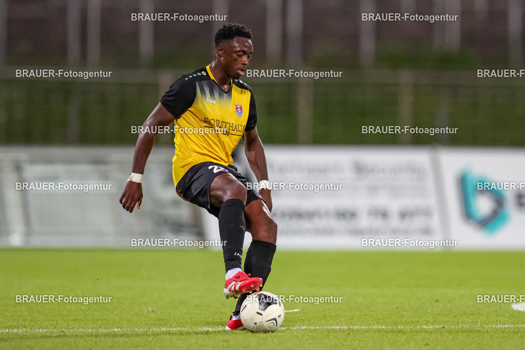 SB_KFCBAU_20250815_5734.JPG -  - KFC Uerdingen - SF Baumberg - Oberliga Niederrhein | Krefeld, Deutschland, 15.08.25: Kingsley Helmut Marcinek (KFC Uerdingen) in Aktion, am Ball, Einzelaktion während des Oberliga Niederrhein Spiels zwischen KFC Uerdingen - SF Baumberg in der Grotenburg Stadion am 15. August 2025 in Krefeld, Deutschland. (Foto von Stefan Brauer/Brauer-Fotoagentur)